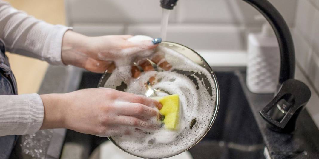 Temizlemiyor sadece tehlike saçıyor! Evinizdeki süngerleri çöpe atın: Uzmanlar üstüne basarak uyarıyor 1